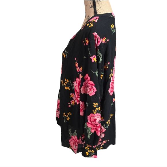 Jessica Simpson Black and Pink Roses Floral Pin Tucked Detail Shirt Plus Size 2X - Picture 4 of 7